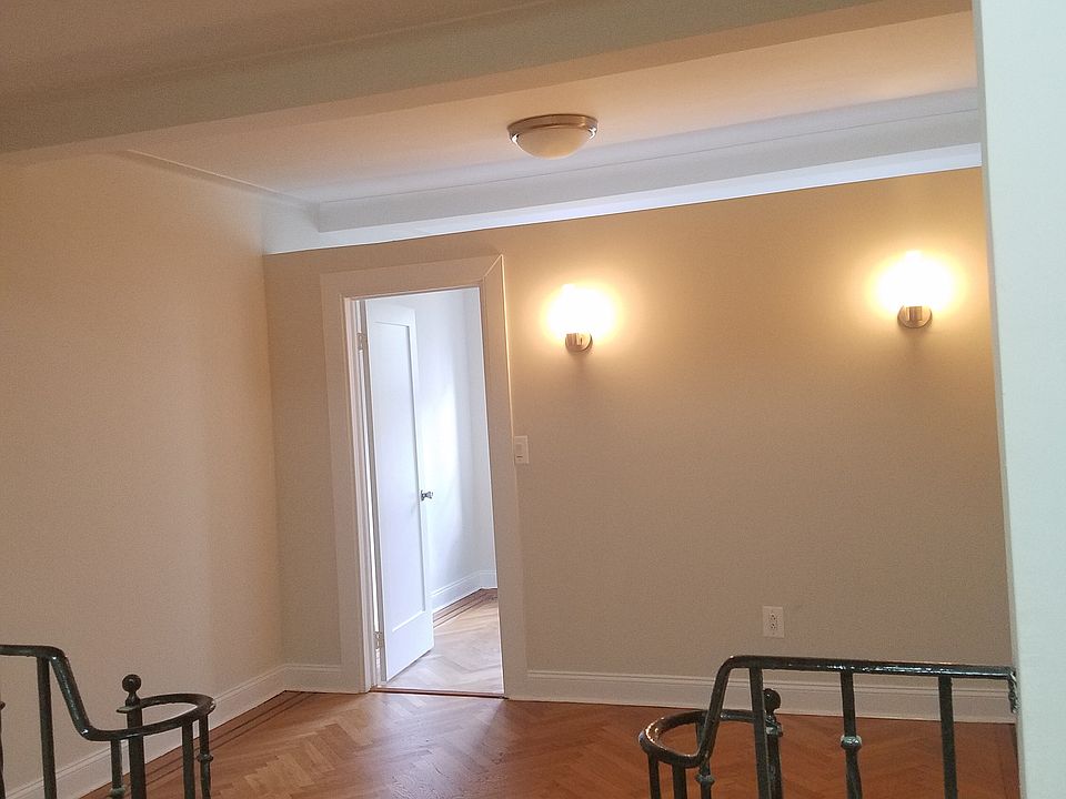 2nd image of 831 Gerard Ave APT 5L