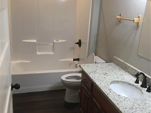 4th image of 635 N 15th St
