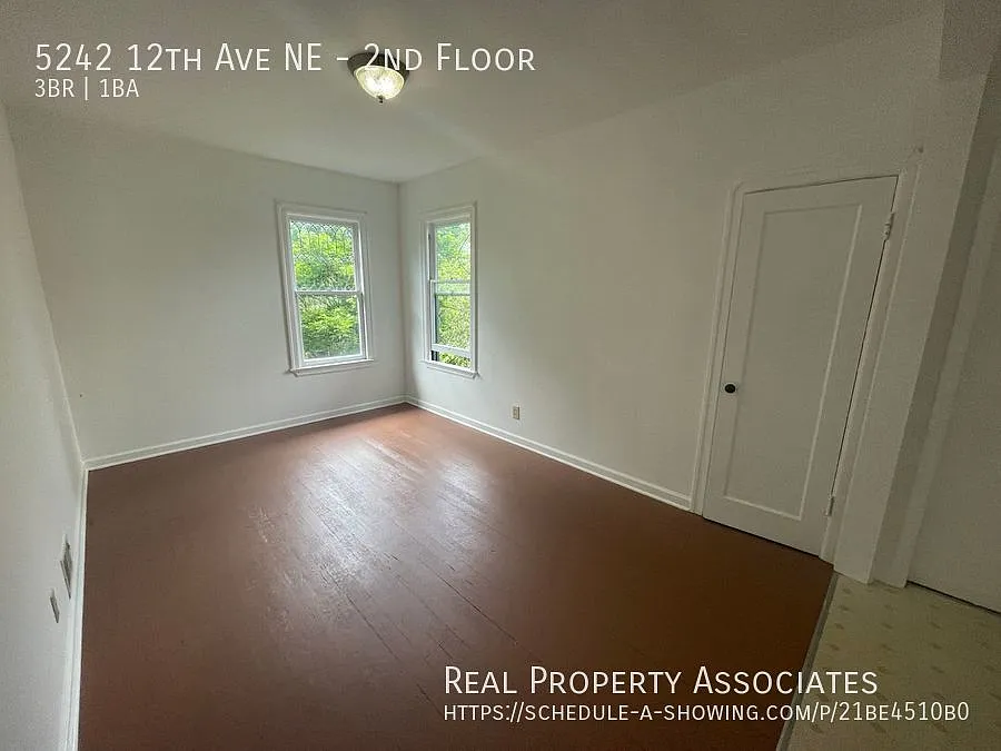 University District Three Bedroom — Photo 2
