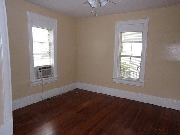 3rd image of 810 Dartmoor St N APT 1