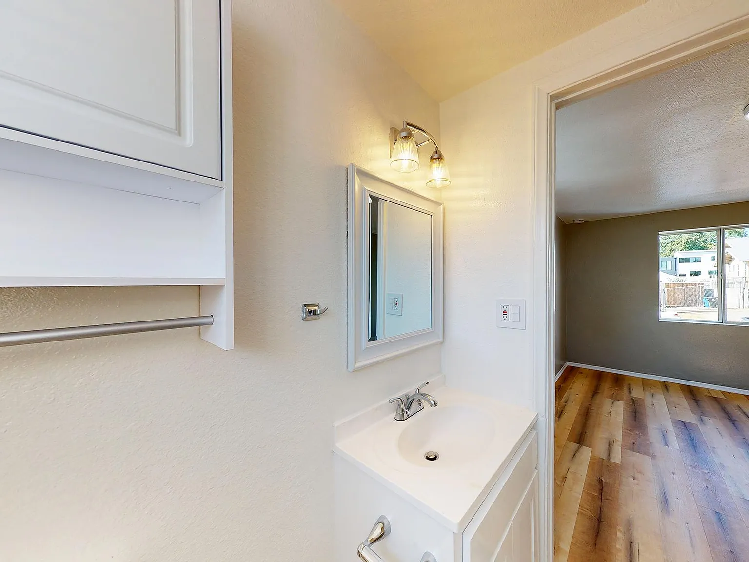 1532 Scott Ave — Photo 4