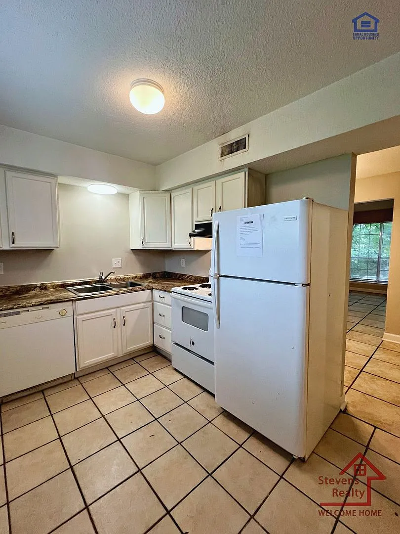 Condo tucked away in a quiet area — Photo 3
