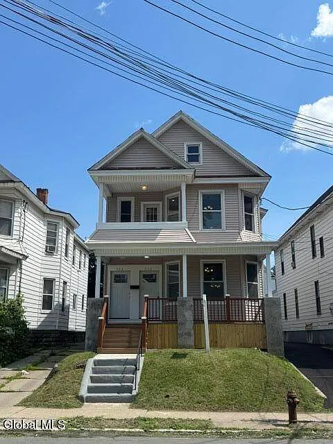 3 bed, 1.0 bath, 1166 sqft, $2,000 — Photo 2