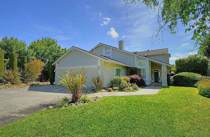 22705 Medina Ct photo 1