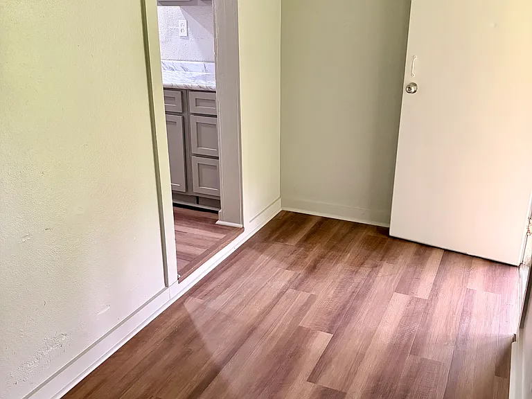219 N Woods St — Photo 8