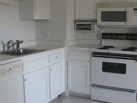 3rd image of 250 Hammond Pond Pkwy APT 813N