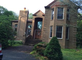 137 Ladderback Ln, Cresco, PA 18326