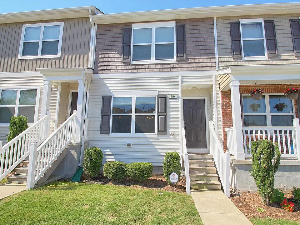 Photo 1 of 18 - 100 Stratford Lakes Dr #108 - Apex, NC Primary Photo - 100 Stratford Lakes Dr #108