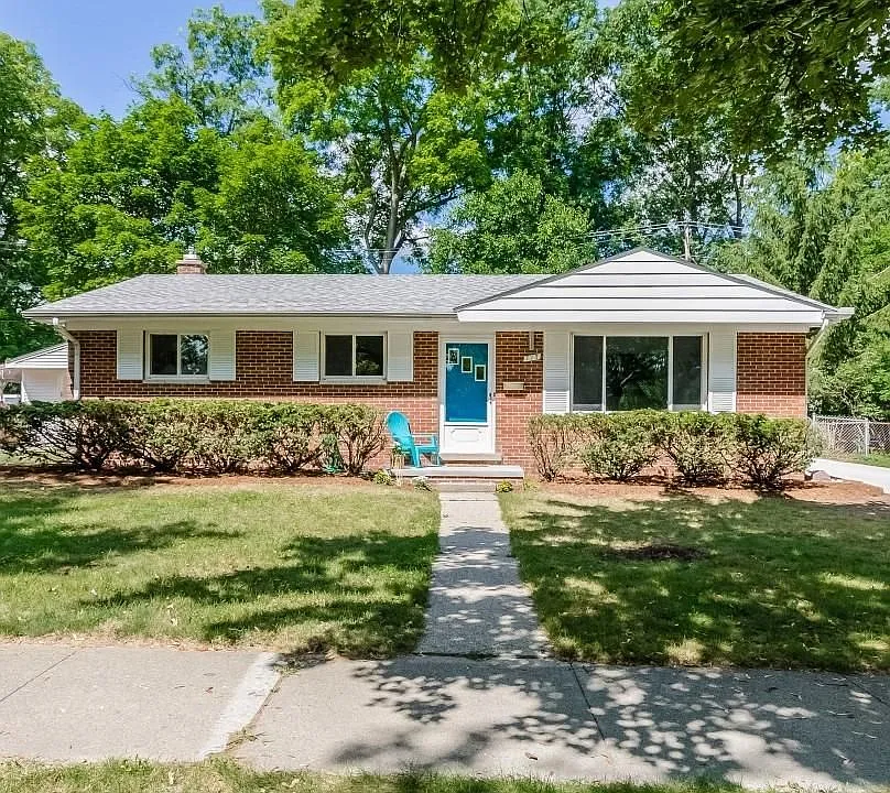 773 Center Dr photo 1