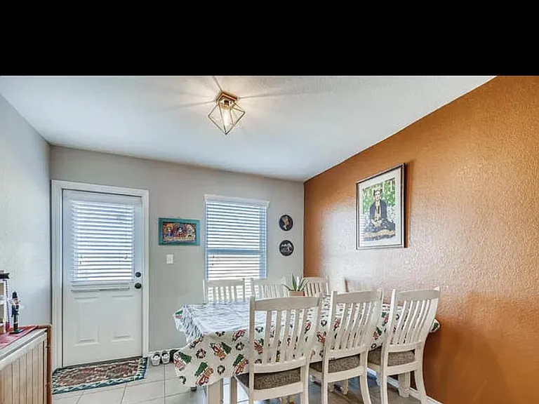 10715 Noble Cyn — Photo 8