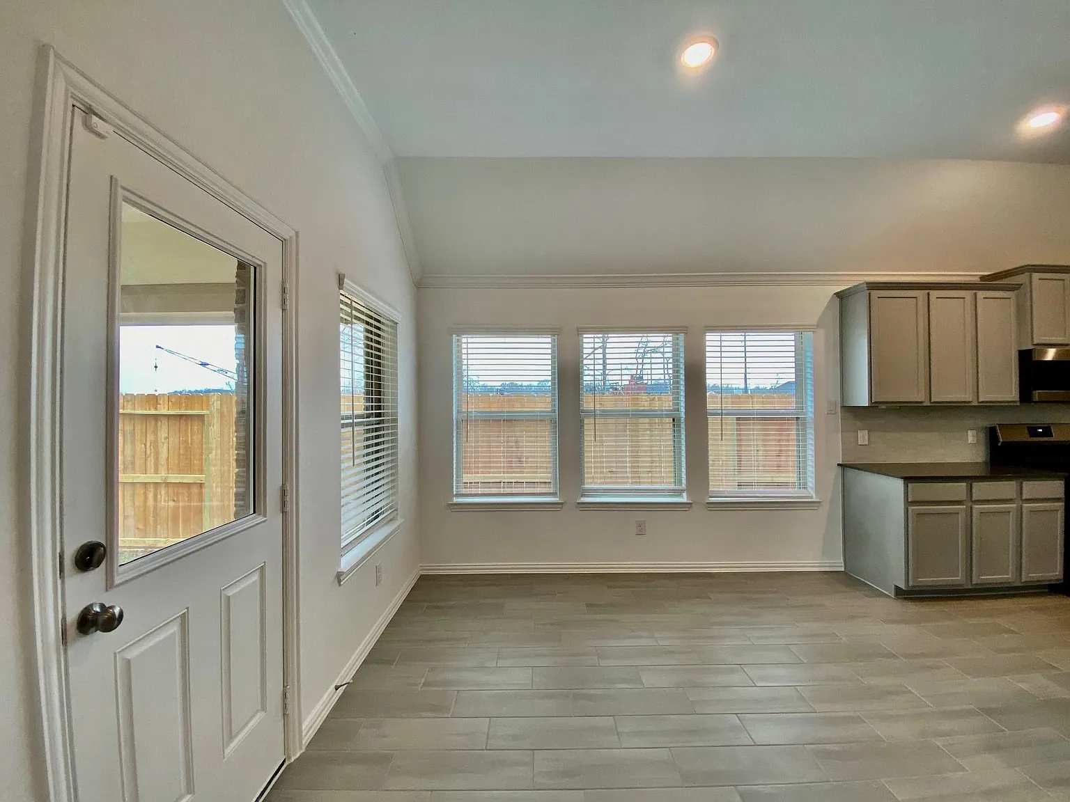 4 bed, 3.5 bath, 2413 sqft, $2,800 — Photo 4