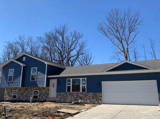 688 Cross Meadows Dr, Valparaiso, IN 46385