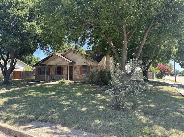 800 Pine Mountain Dr, Burleson, TX 76028