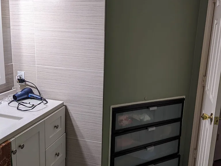 downstair full bathroom with closet drawers for storage