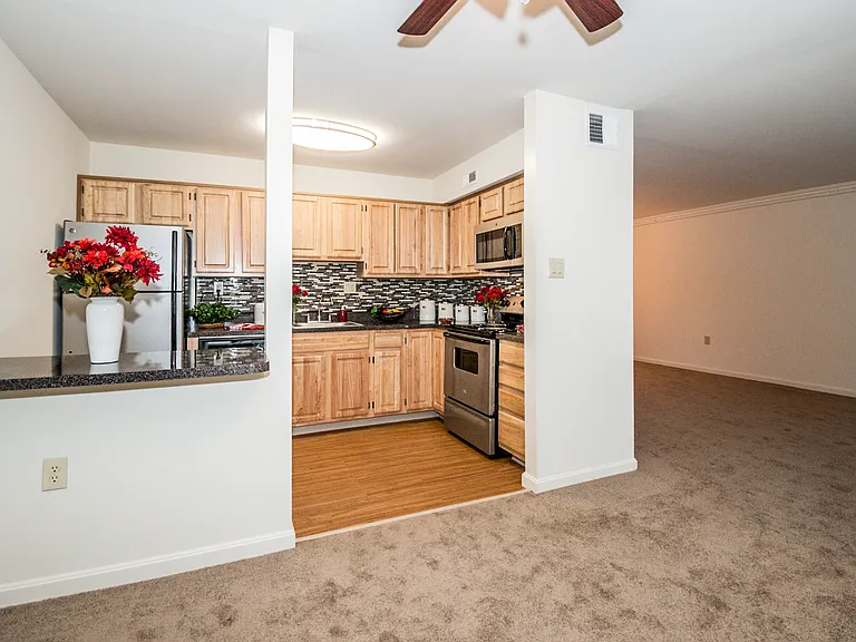Robin Hill Apartments — Photo 3