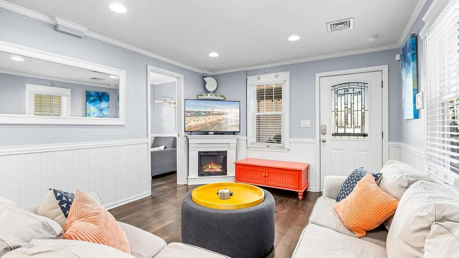 2 bed, 1.0 bath, 947 sqft, $6,180 — Photo 1