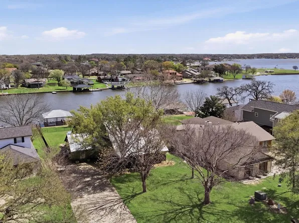 519 Kiowa Dr W, Lake Kiowa, TX 76240