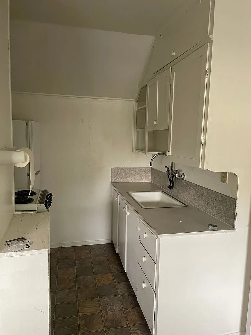 635 SE Holbrook Pl — Photo 2