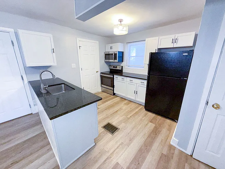 850 E Whittier St — Photo 9