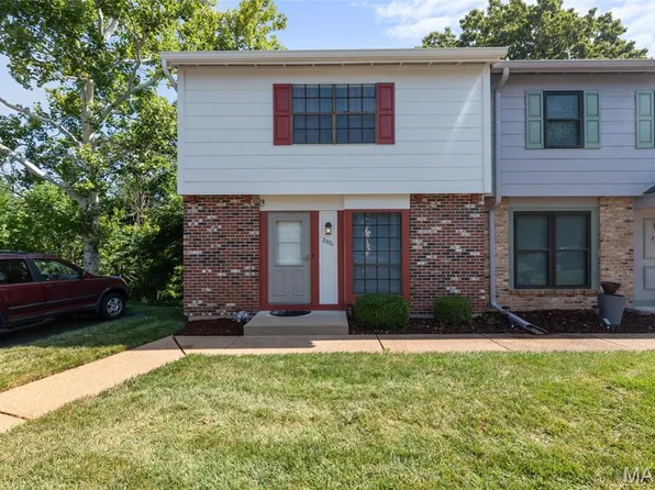 2376 Hiddengarden Ct, Ballwin, MO 63021