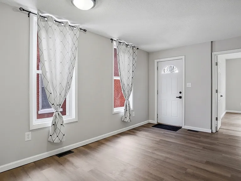 1225 E Lewis St — Photo 2