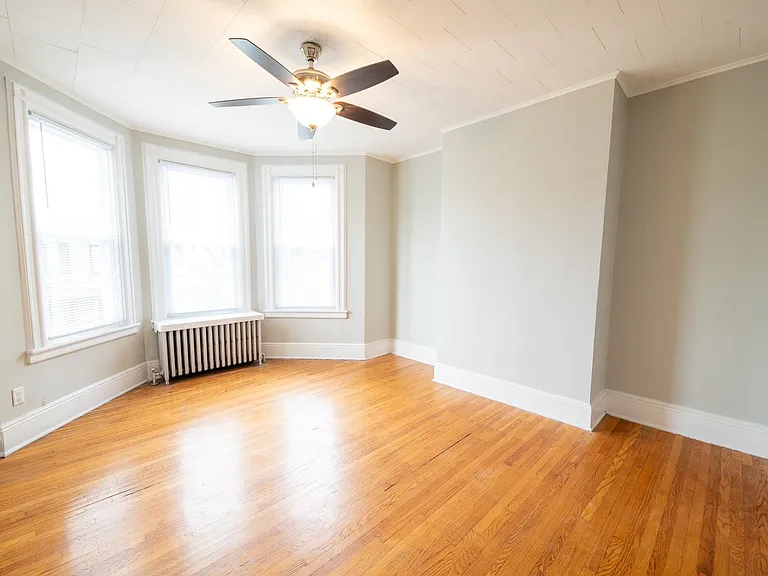 128 Oak St — Photo 2