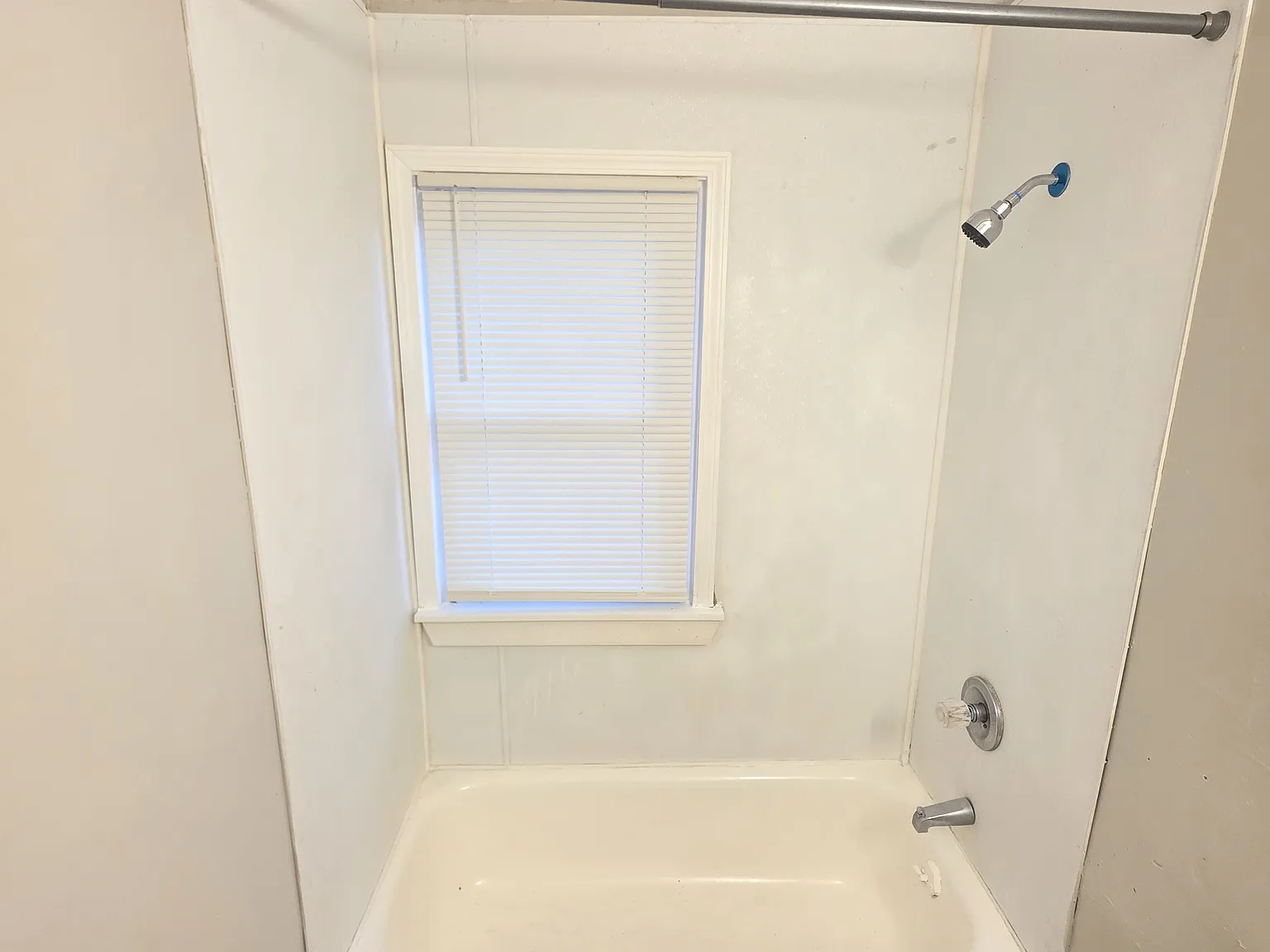 3 bed, 896 sqft, $1,400 — Photo 2