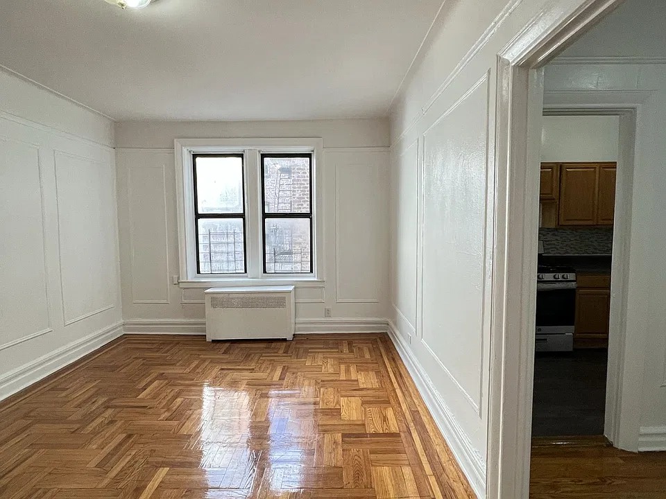 E 201st St