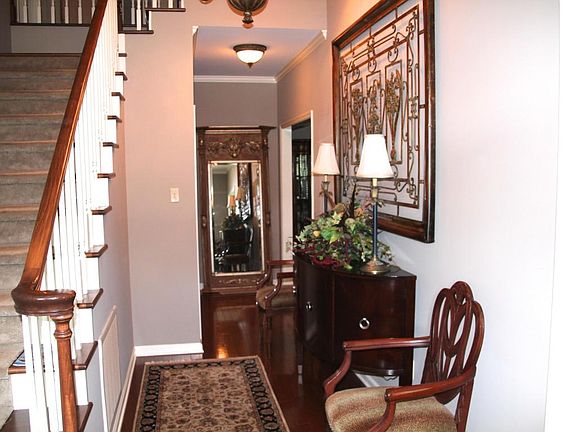 2nd image of 221 Hampton Ct