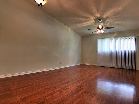 4th image of 2404 Gallery View Dr APT 4