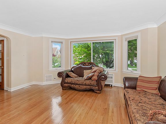 3rd image of 5901 W Cornelia Ave