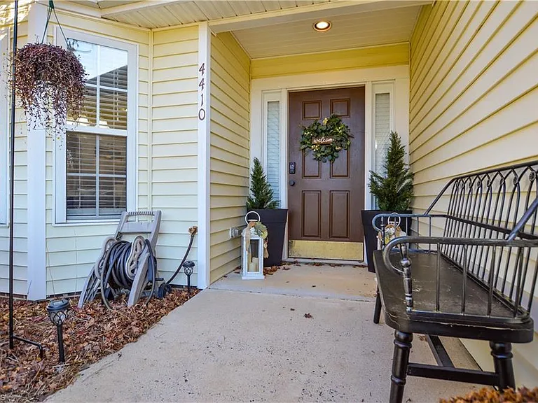 4410 Single Tree Ln — Photo 2