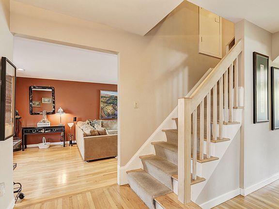 3rd image of 32 Knollwood Dr