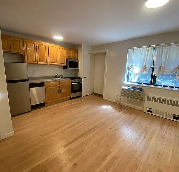 234 E 32nd St #1A — Photo 3