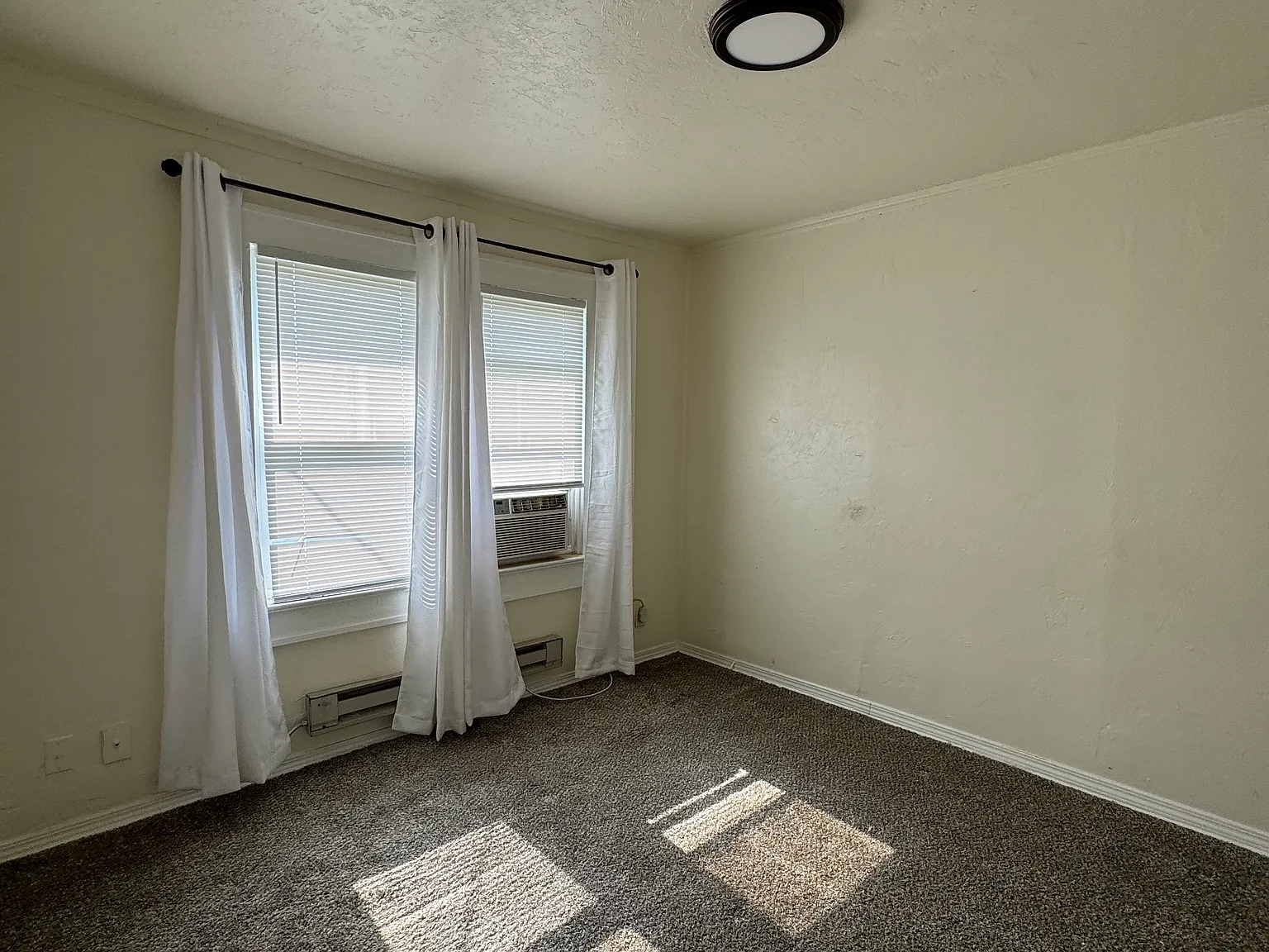 703 W Ford St — Photo 3