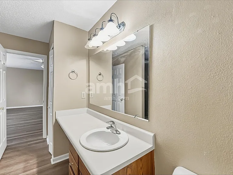 1909 Southernwood Ln — Photo 12