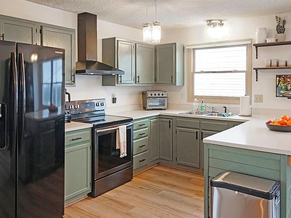 4th image of 20 Thornhill Dr