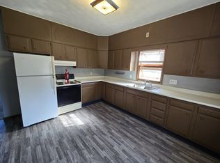 306 1/2 1st St NW, Oelwein, IA 50662