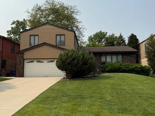 2952 Briarwood Dr W, Arlington Heights, IL 60005