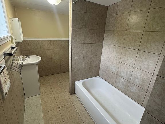 3rd image of 4 Creek Ave #1