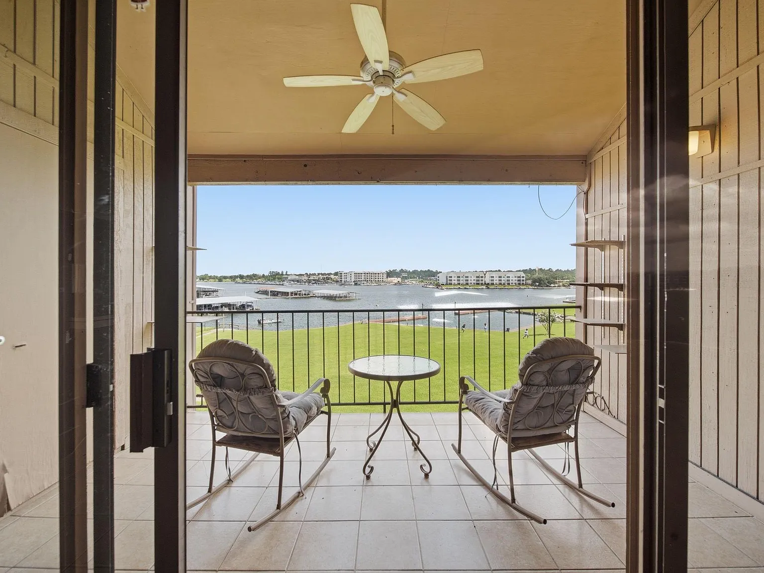 1 bed, 1.0 bath, 848 sqft, $1,300 — Photo 2