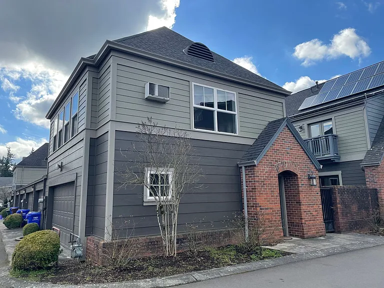 1510 NE Village St — Photo 2