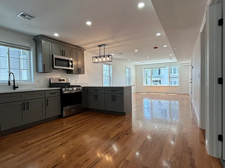 143 W Clifford St #1 — Photo 2