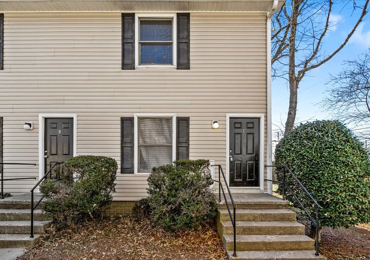 1624 Spring Garden — Photo 2