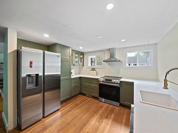5th image of 495 Thicket St