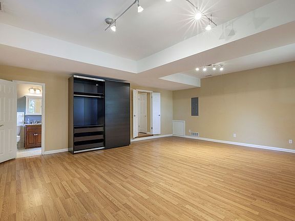 5th image of 3741 Fox Glen Ct NE