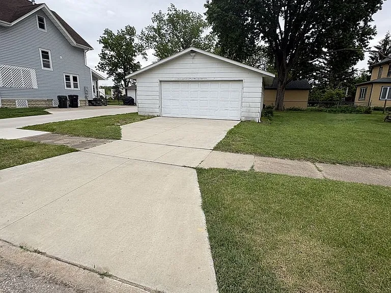 1204 Bluff St — Photo 5