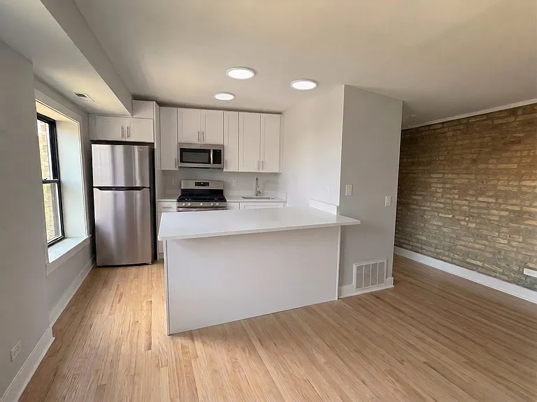 937 W Cornelia Ave #303 — Photo 2
