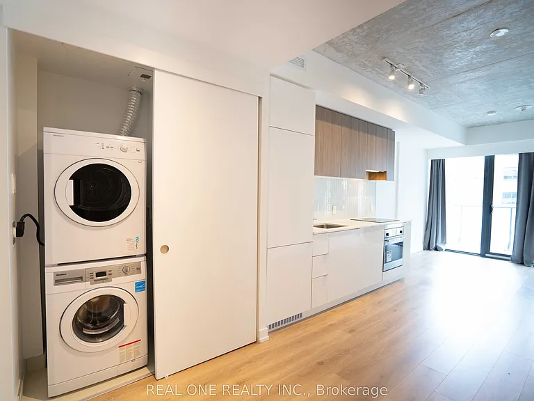 161 Roehampton Ave #318 — Photo 4