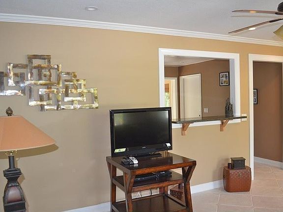 9046 Hilolo Lane living